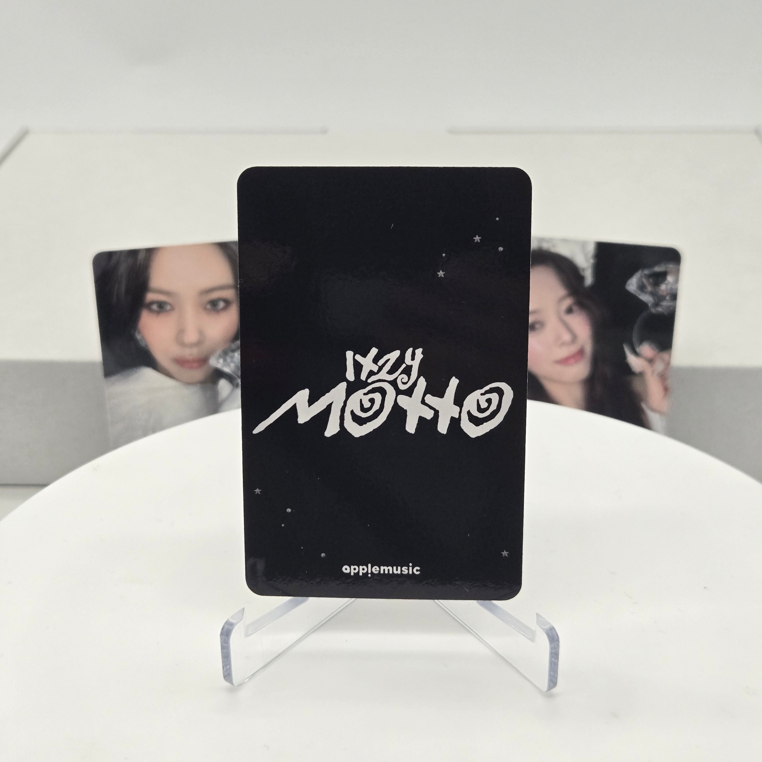 ITZY - [MOTTO] -  APPLE MUSIC POB PHOTOCARD (SELFIE VER.)