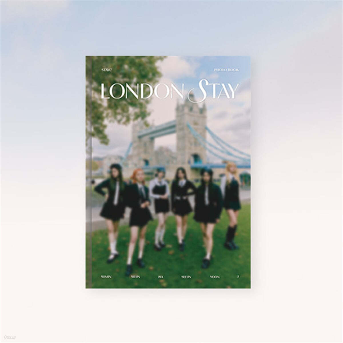 STAYC - 2024 STAYC PHOTOBOOK (LONDON STAY)